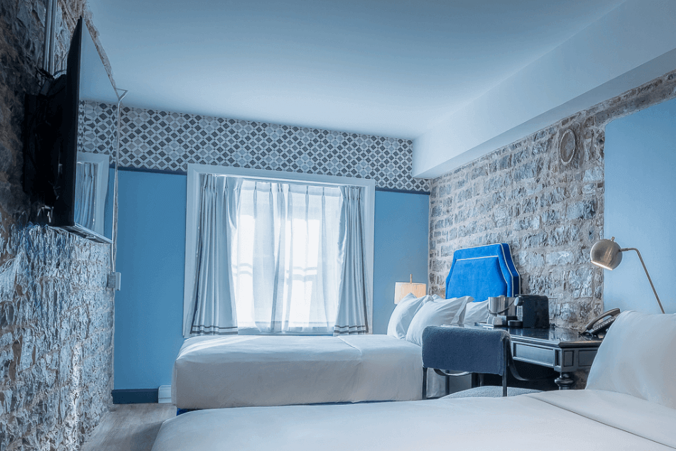 Chambre supérieure rénovée avec 2 lits Queen à l’Hôtel Acadia dans le Vieux-Québec