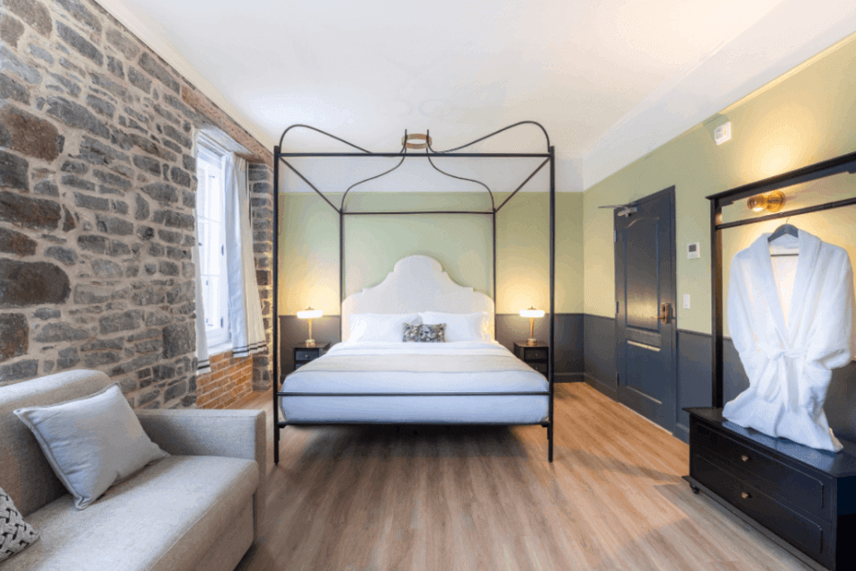 Suite Junior rénovée avec lit Queen ou King à l’Hôtel Acadia dans le Vieux-Québec