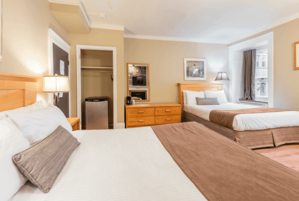 Two beds guest room at Hotel Jardin du Gouverneur Quebec City in Old Quebec